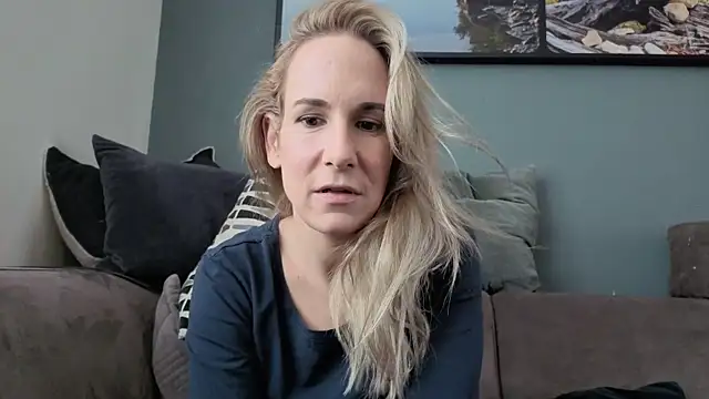 Snapshot of NaomiAndFriends chatting on September 2025 11:23:02 AM NaomiAndFriends online show from September 2025 11:23:02 AM