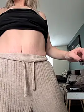 Snapshot of NaomiAndFriends chatting on October 2025 11:46:02 AM NaomiAndFriends online show from October 2025 11:46:02 AM