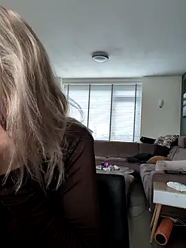 Snapshot of NaomiAndFriends chatting on October 2025 09:20:01 AM NaomiAndFriends online show from October 2025 09:20:01 AM