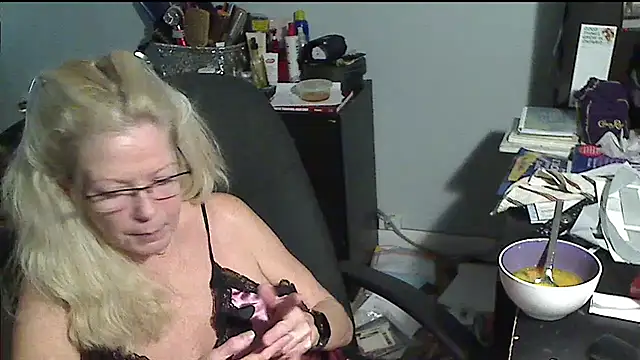 XTRAHORNYONE online show from November 2025 03:31:01 AM