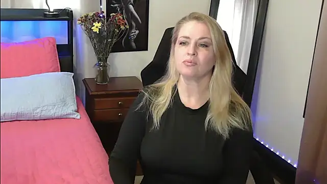 HollieBim online show from December 2024 03:06:01 PM