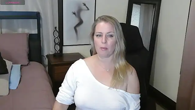 HollieBim online show from September 2025 01:38:02 PM