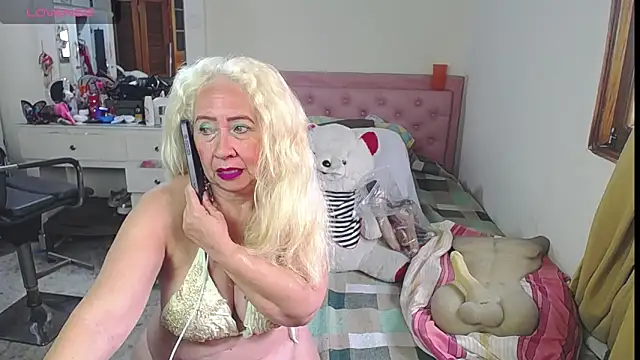 Snapshot of lucy_belle_bm chatting on June 2026 02:45:02 PM lucy belle bm online show from June 2026 02:45:02 PM