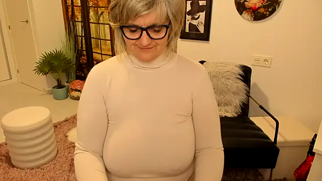 Snapshot of Milf-Ella chatting on March 2025 06:44:01 PM Milf-Ella online show from March 2025 06:44:01 PM