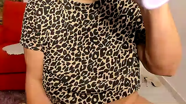 Snapshot of Milf-Ella chatting on October 2025 09:21:01 PM Milf-Ella online show from October 2025 09:21:01 PM