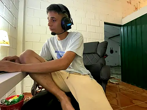 Max TheHorseDick online show from September 2025 02:48:02 AM