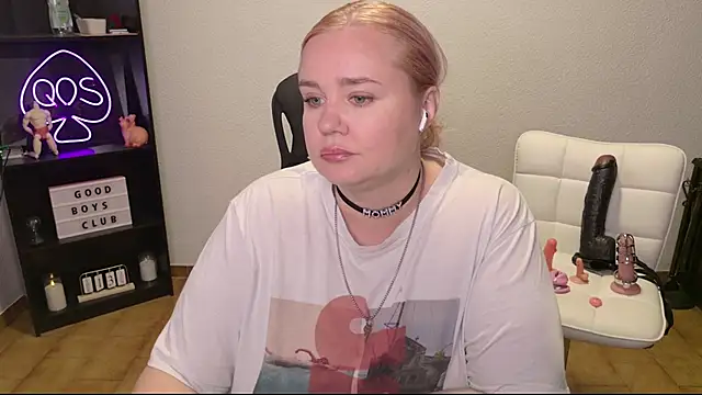 Snapshot of MargotGrey chatting on June 2026 05:15:01 PM MargotGrey online show from June 2026 05:15:01 PM