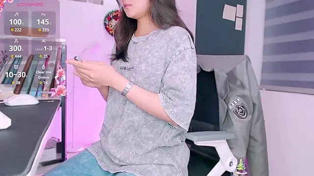 Shyn   online show from December 2024 05:18:02 PM