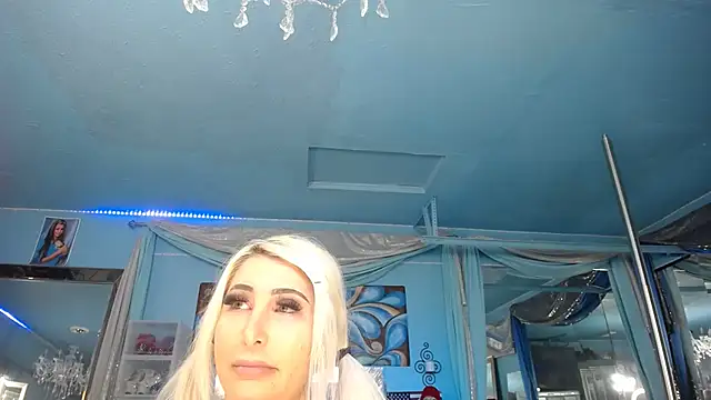 ADRIANNA FOX online show from December 2025 06:05:01 PM