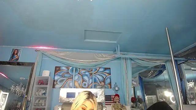 Snapshot of ADRIANNA_FOX chatting on April 2026 05:21:02 AM ADRIANNA FOX online show from April 2026 05:21:02 AM
