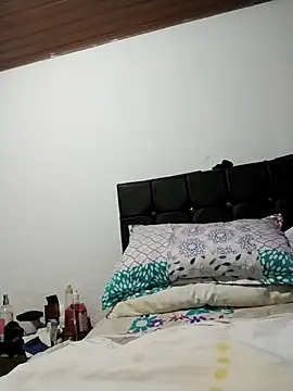 Snapshot of Vicky_Rosse chatting on October 2025 08:07:01 PM Vicky Rosse online show from October 2025 08:07:01 PM