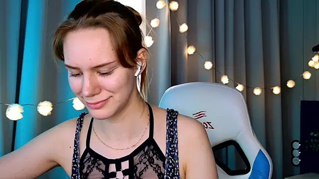 Snapshot of Ramona___ chatting on March 2025 12:45:01 PM Ramona online show from March 2025 12:45:01 PM