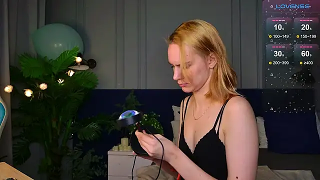 Snapshot of Ramona___ chatting on November 2025 06:14:02 AM Ramona online show from November 2025 06:14:02 AM