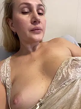 Snapshot of YourBlondee chatting on December 2024 05:20:02 AM YourBlondee online show from December 2024 05:20:02 AM