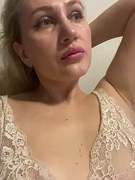 Snapshot of YourBlondee chatting on December 2024 02:57:02 AM YourBlondee online show from December 2024 02:57:02 AM