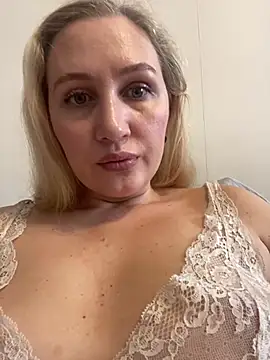 Snapshot of YourBlondee chatting on December 2024 06:40:01 AM YourBlondee online show from December 2024 06:40:01 AM