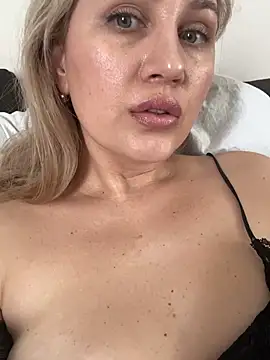 Snapshot of YourBlondee chatting on March 2025 06:24:01 AM YourBlondee online show from March 2025 06:24:01 AM