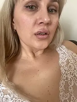 Snapshot of YourBlondee chatting on March 2025 07:13:02 AM YourBlondee online show from March 2025 07:13:02 AM