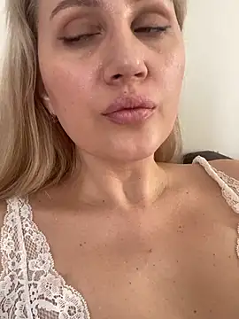 Snapshot of YourBlondee chatting on March 2025 06:48:02 AM YourBlondee online show from March 2025 06:48:02 AM