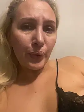 Snapshot of YourBlondee chatting on October 2025 11:43:01 AM YourBlondee online show from October 2025 11:43:01 AM