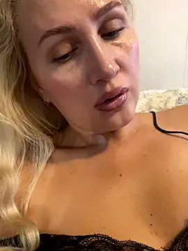 Snapshot of YourBlondee chatting on October 2025 02:00:01 AM YourBlondee online show from October 2025 02:00:01 AM