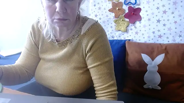 Snapshot of QueenLana chatting on April 2026 12:29:02 PM QueenLana online show from April 2026 12:29:02 PM