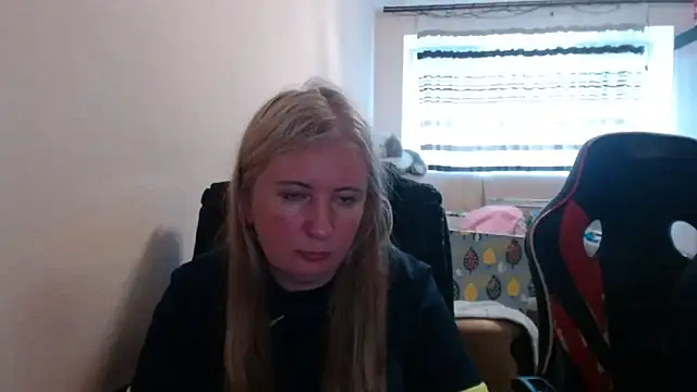 Snapshot of PeterAndJen chatting on June 2026 06:20:02 PM PeterAndJen online show from June 2026 06:20:02 PM