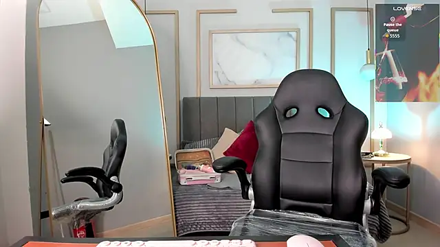 Holly madison  online show from February 2026 01:54:02 PM