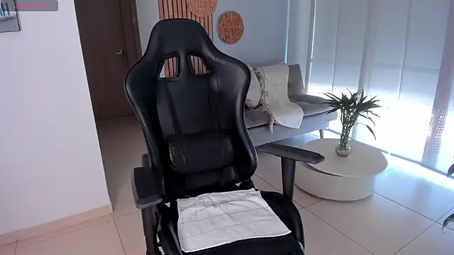 AnnieHallX online show from April 2026 07:11:01 PM