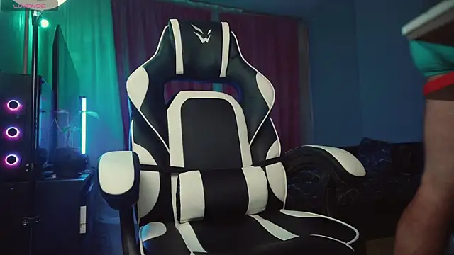 Snapshot of LuckyAlexx chatting on February 2025 10:02:02 PM LuckyAlexx online show from February 2025 10:02:02 PM