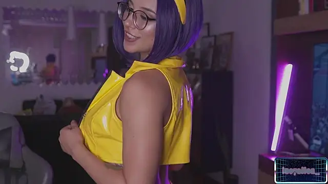 Snapshot of LucyAllenX chatting on December 2024 04:25:01 AM LucyAllenX online show from December 2024 04:25:01 AM