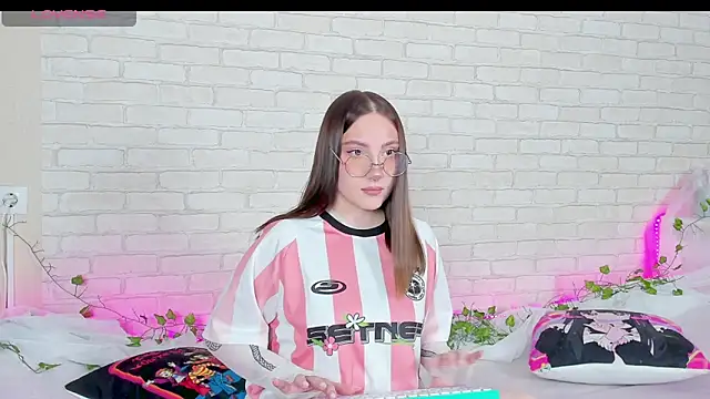 Snapshot of LinaKenny chatting on November 2025 04:08:02 PM LinaKenny online show from November 2025 04:08:02 PM