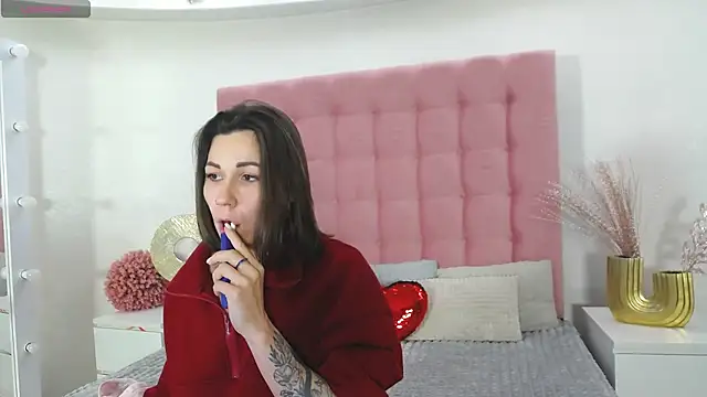 Edenne online show from February 2025 12:05:02 PM