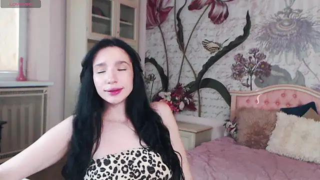 Snapshot of AliciaBow chatting on October 2025 01:43:02 PM AliciaBow online show from October 2025 01:43:02 PM