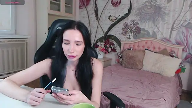 Snapshot of AliciaBow chatting on November 2025 01:13:01 PM AliciaBow online show from November 2025 01:13:01 PM