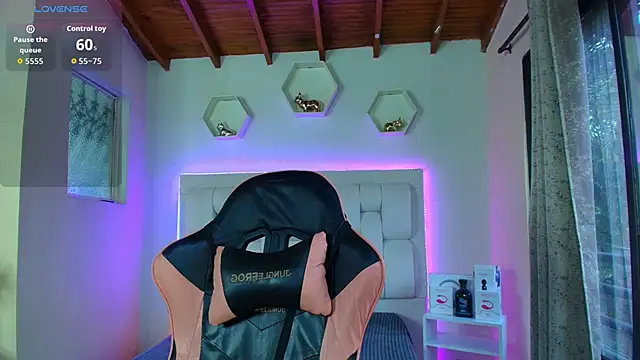 shanakendall online show from October 2025 02:05:02 PM