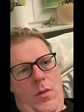 Snapshot of AnnualSunrise chatting on October 2025 08:33:02 PM AnnualSunrise online show from October 2025 08:33:02 PM