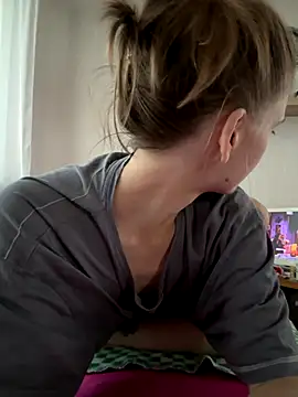 LeyaJohnson online show from September 2025 02:39:02 PM