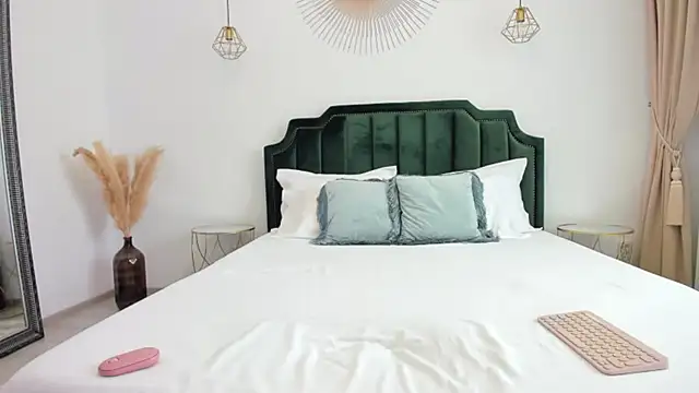 xLorenna online show from March 2026 10:37:02 AM