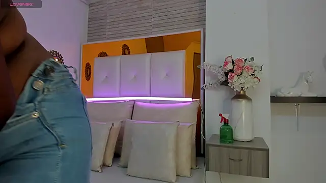 ShaniaBrownn online show from March 2025 07:50:02 PM