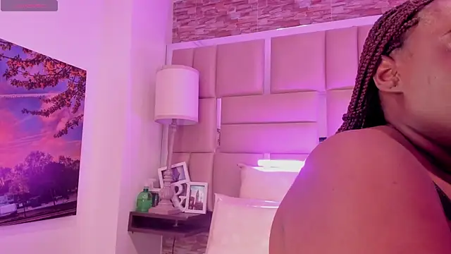 ShaniaBrownn online show from April 2026 07:55:01 PM