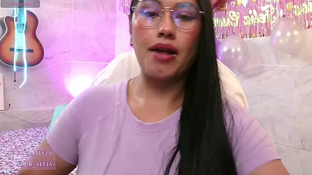 Snapshot of LauraRuiz1 chatting on June 2026 01:41:02 AM LauraRuiz1 online show from June 2026 01:41:02 AM