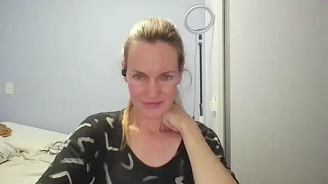 Snapshot of Annylove1 chatting on February 2026 12:25:02 AM Annylove1 online show from February 2026 12:25:02 AM