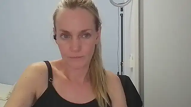 Snapshot of Annylove1 chatting on February 2026 12:17:02 AM Annylove1 online show from February 2026 12:17:02 AM