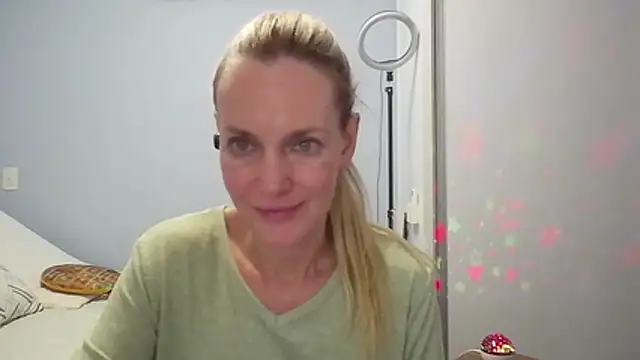 Snapshot of Annylove1 chatting on February 2026 01:18:02 AM Annylove1 online show from February 2026 01:18:02 AM