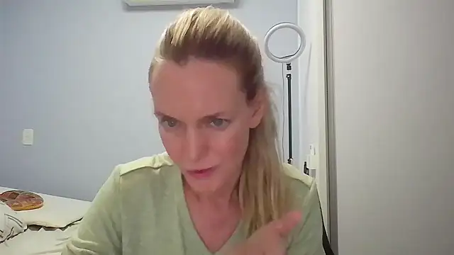 Snapshot of Annylove1 chatting on February 2026 12:44:01 AM Annylove1 online show from February 2026 12:44:01 AM