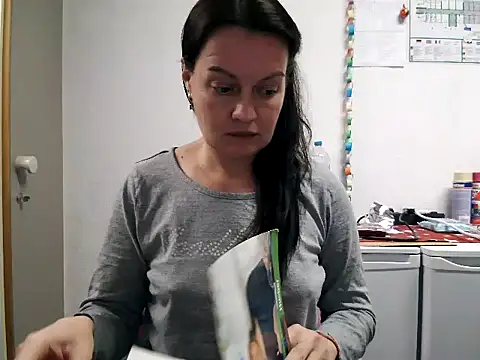 Snapshot of LoveNBloom chatting on January 2025 07:56:02 PM LoveNBloom online show from January 2025 07:56:02 PM