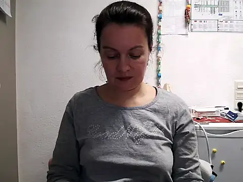 Snapshot of LoveNBloom chatting on January 2025 06:25:01 PM LoveNBloom online show from January 2025 06:25:01 PM