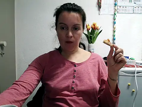 Snapshot of LoveNBloom chatting on February 2025 07:29:01 PM LoveNBloom online show from February 2025 07:29:01 PM