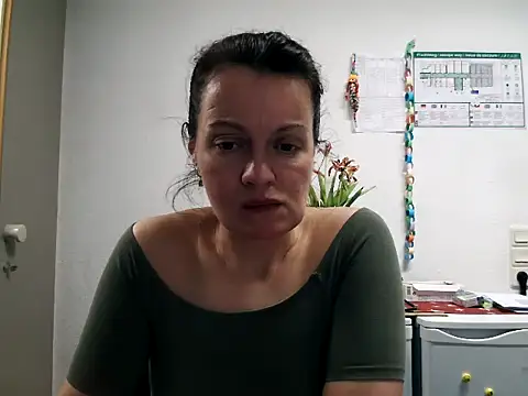 Snapshot of LoveNBloom chatting on February 2025 06:54:01 PM LoveNBloom online show from February 2025 06:54:01 PM